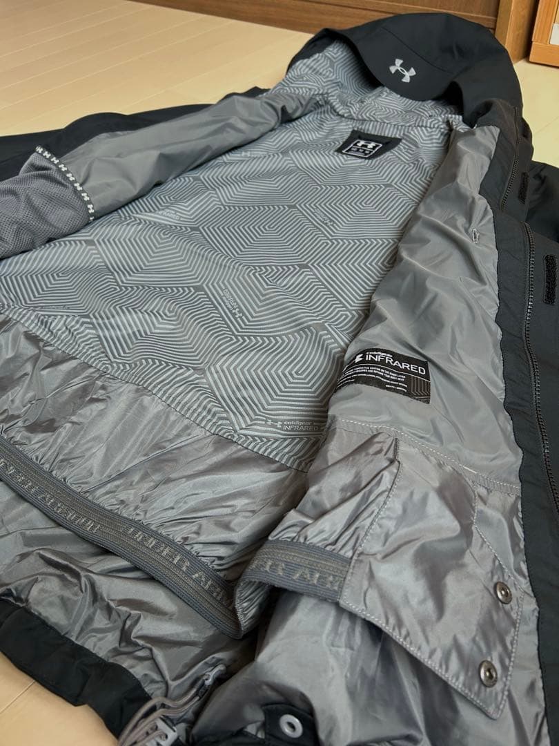 【美品】Under Armour フード付きスキーウェアジャケット