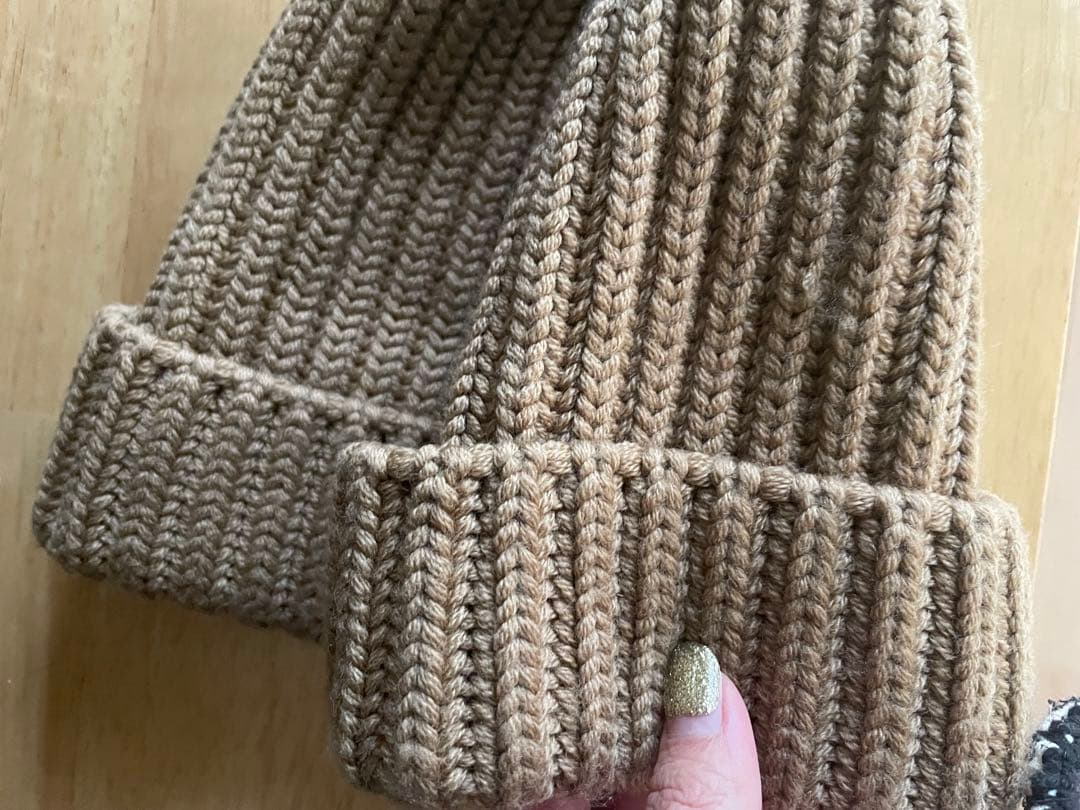 プラダ　PRADA ベージュ ニット帽 三角ロゴ