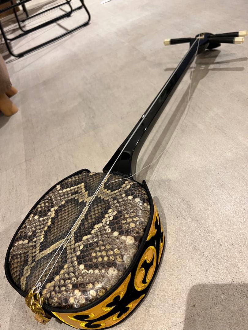 本ヘビ皮 三線 黒と金 専用ケース付き