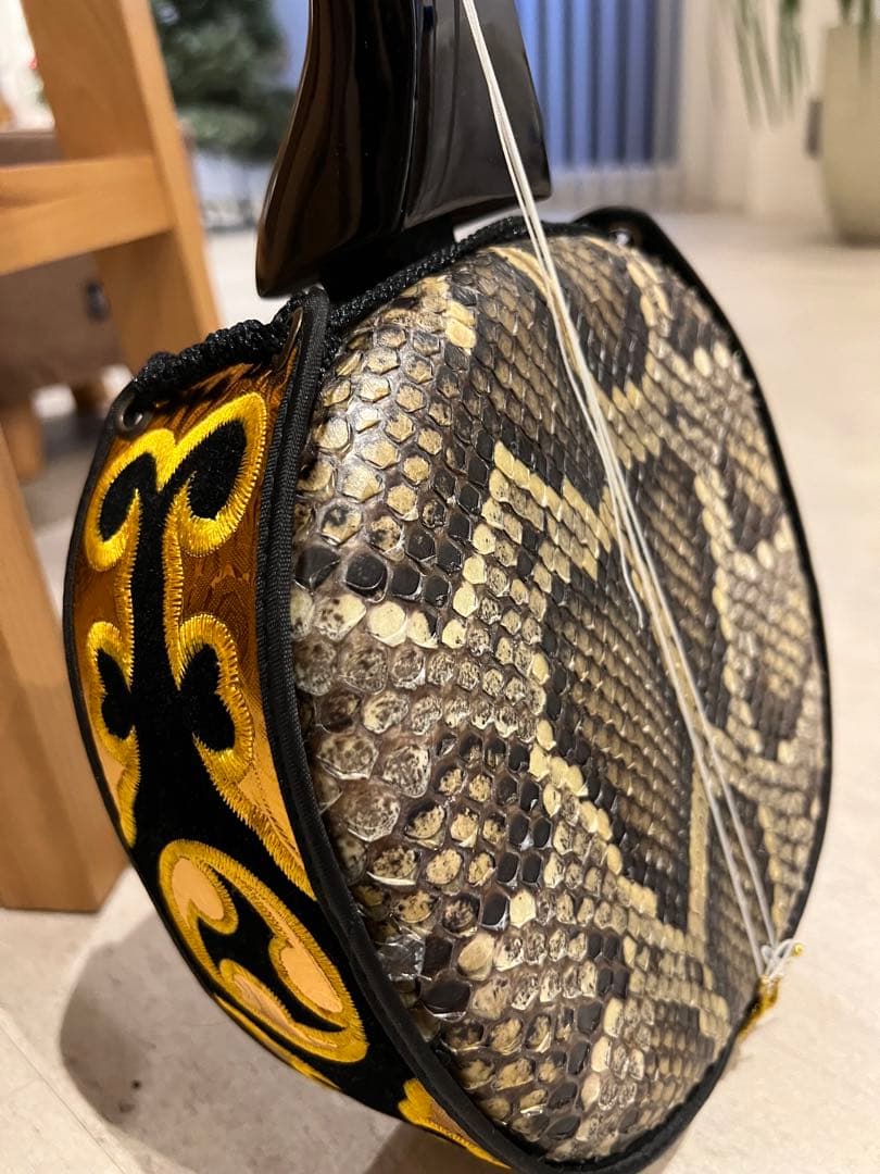 本ヘビ皮 三線 黒と金 専用ケース付き