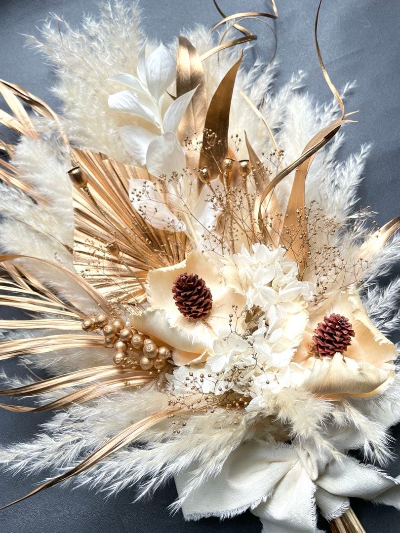 煌めくゴールドホワイトブーケ　ウエディングブーケ　前撮り　ドライフラワースワッグ