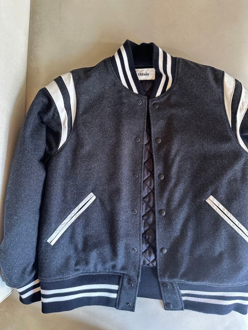 グレー×ホワイトレザー CINCHのスタジアムジャンパー