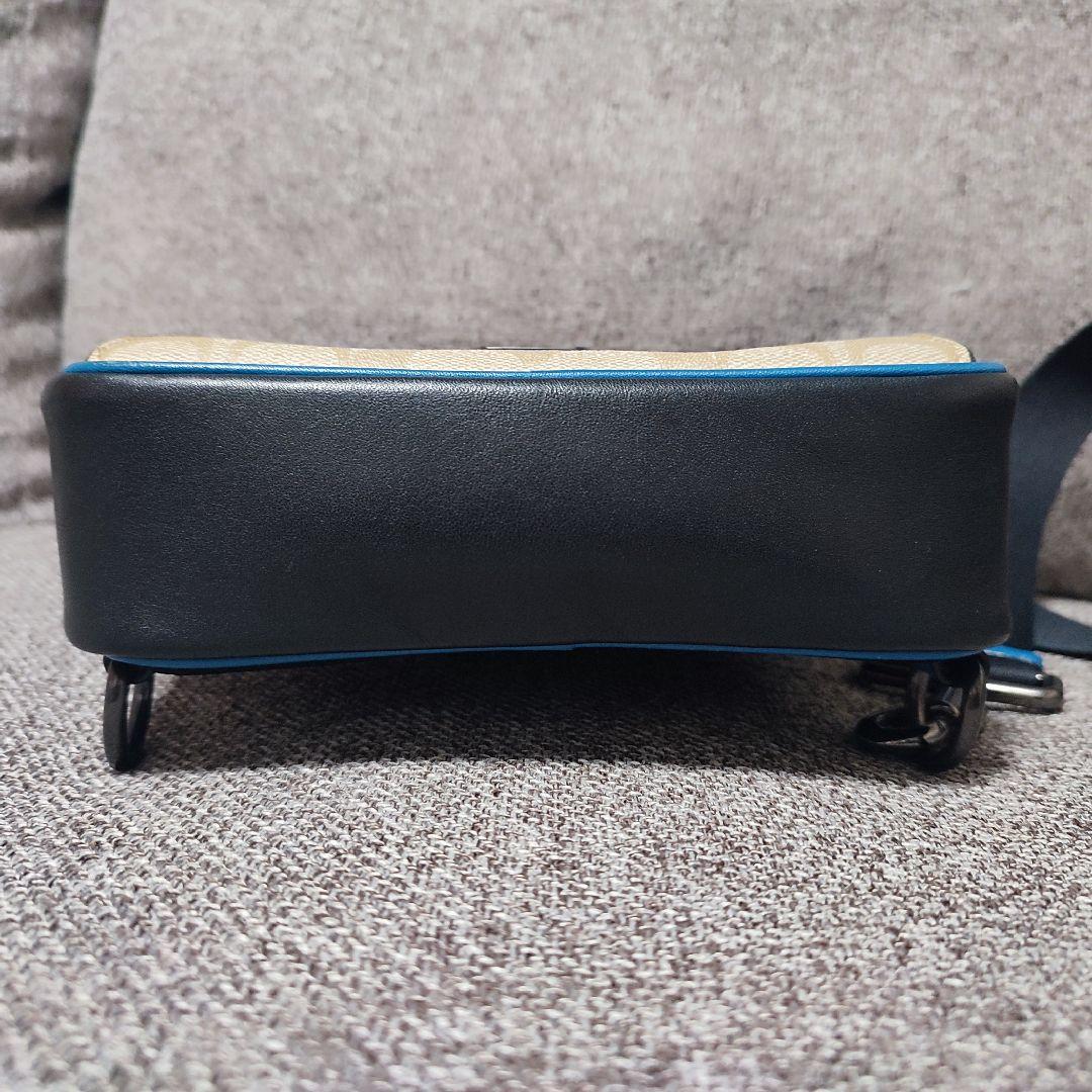 COACH　ボディバッグ　レアカラー