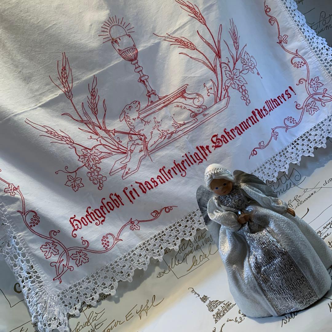 ドイツ製 アンティーク 祭壇様のレース付きの布カーテン、テーブル