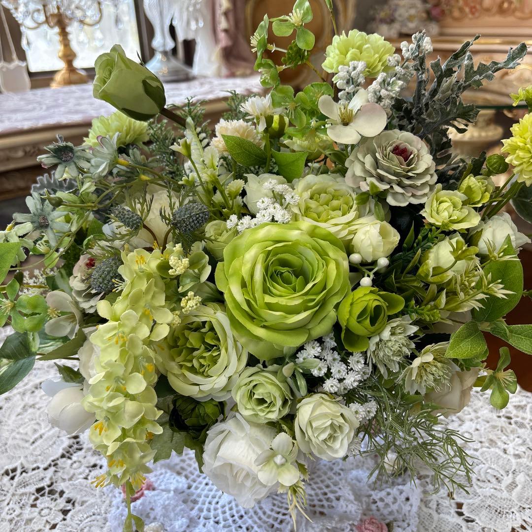 薄黄緑のフラワーアレンジメント 造花