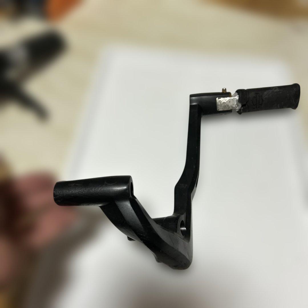 ハーレーダビッドソン スーパーグライドの後部座席用左フットレストブラケット撤去品