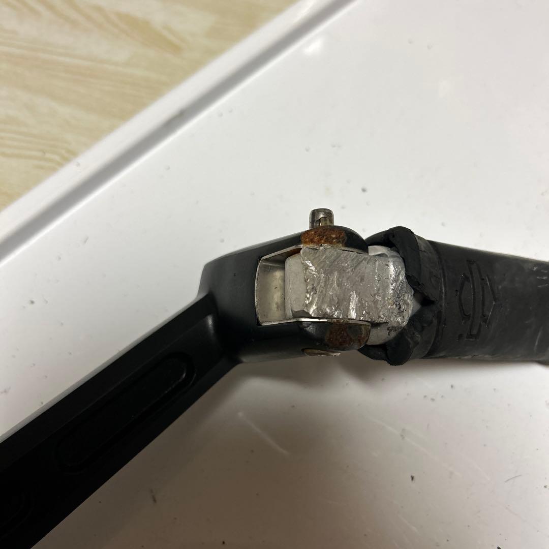 ハーレーダビッドソン スーパーグライドの後部座席用左フットレストブラケット撤去品