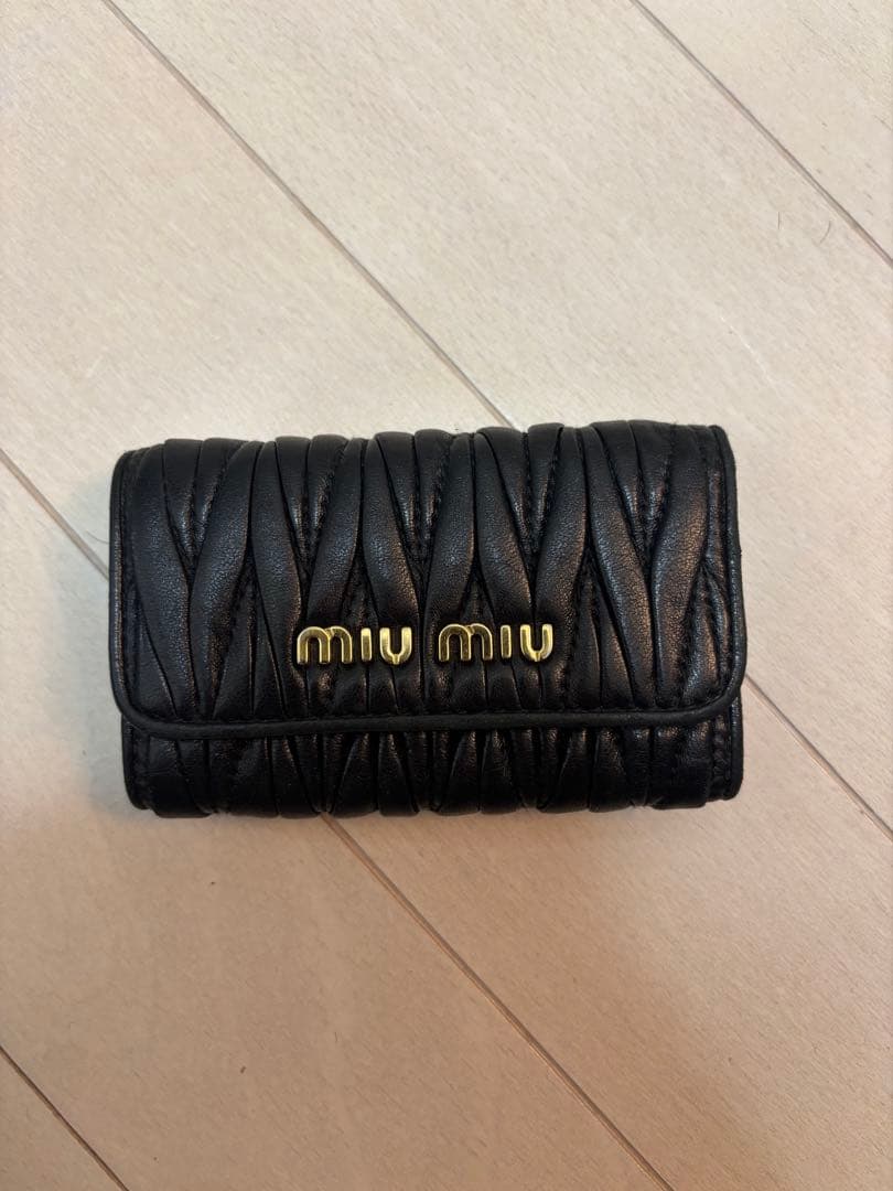 MIUMIU マテラッセ レザーメタルロゴ 6連キーケース