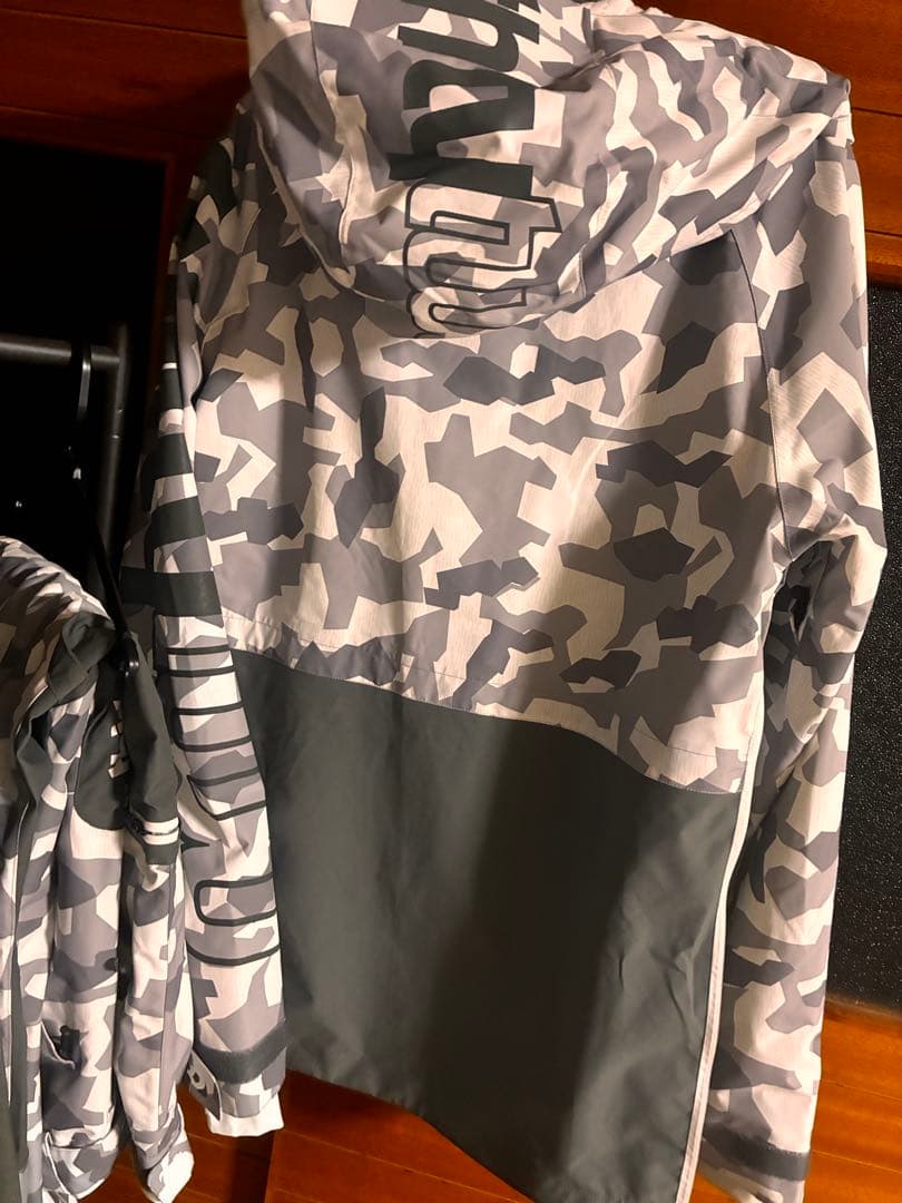 thirtytwo 迷彩柄 アノラック Mサイズ　上下セット‼️ボードウェア