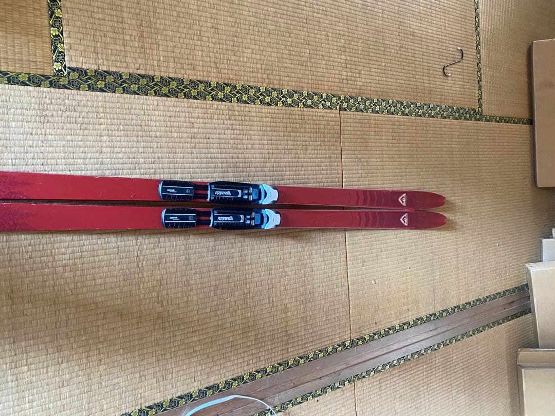 赤いストライプ模様 スキー板 バインディング付き