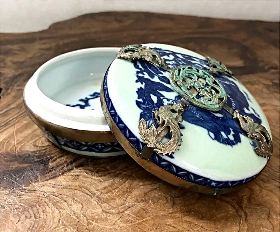 中国美術 時代 香合 銅金具 龍球遊鳳凰彫刻 染付 人物 松鶴