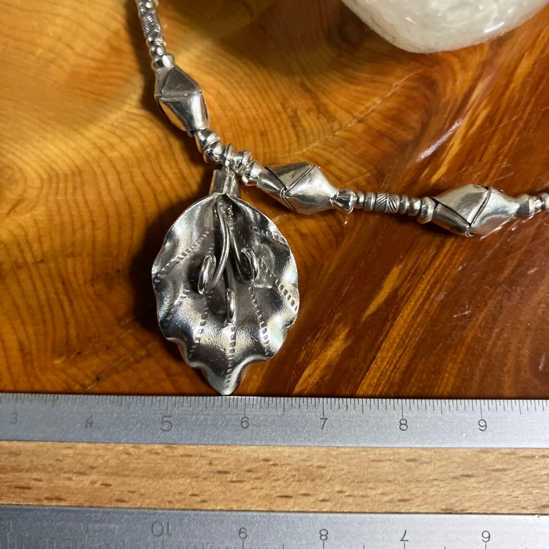 カレンシルバー、ボタニカルなデザインネックレス