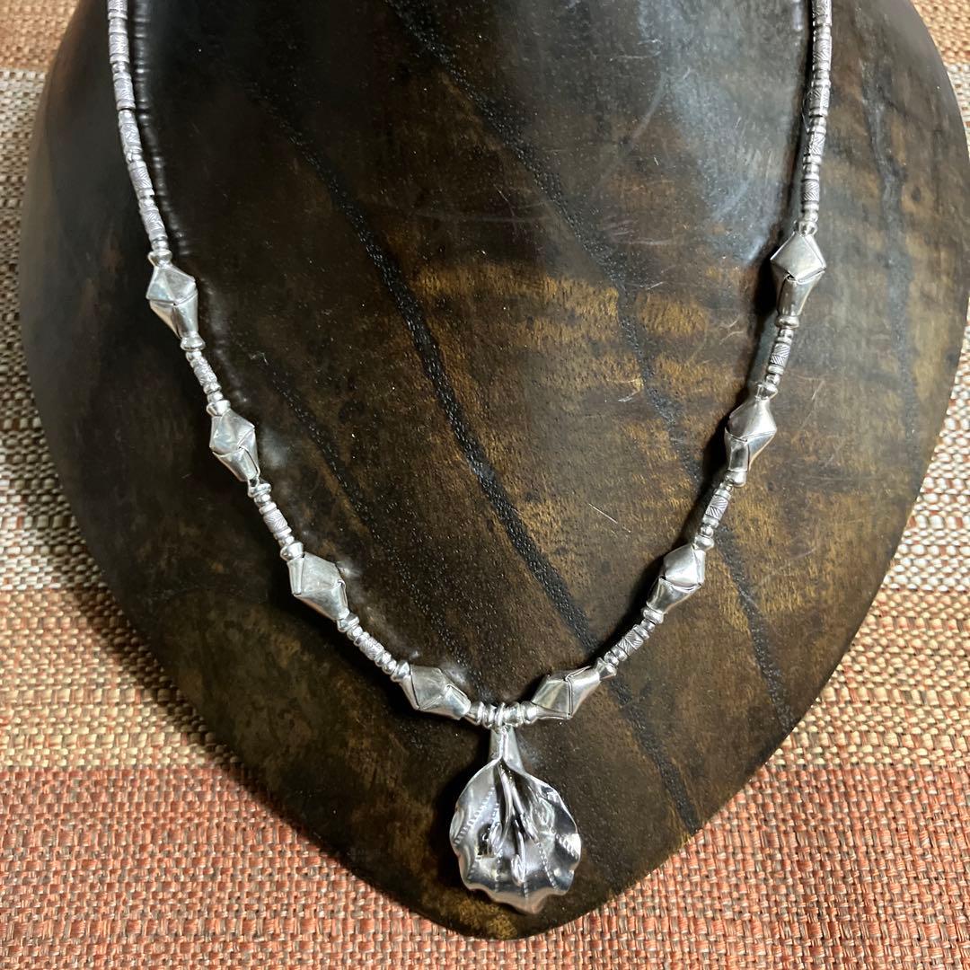 カレンシルバー、ボタニカルなデザインネックレス