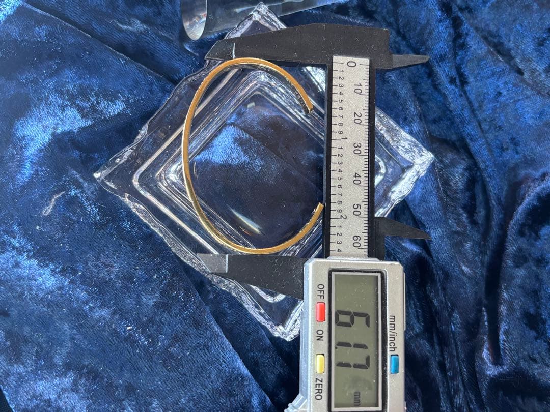 FENDI バングル　GOLD ラインストーン