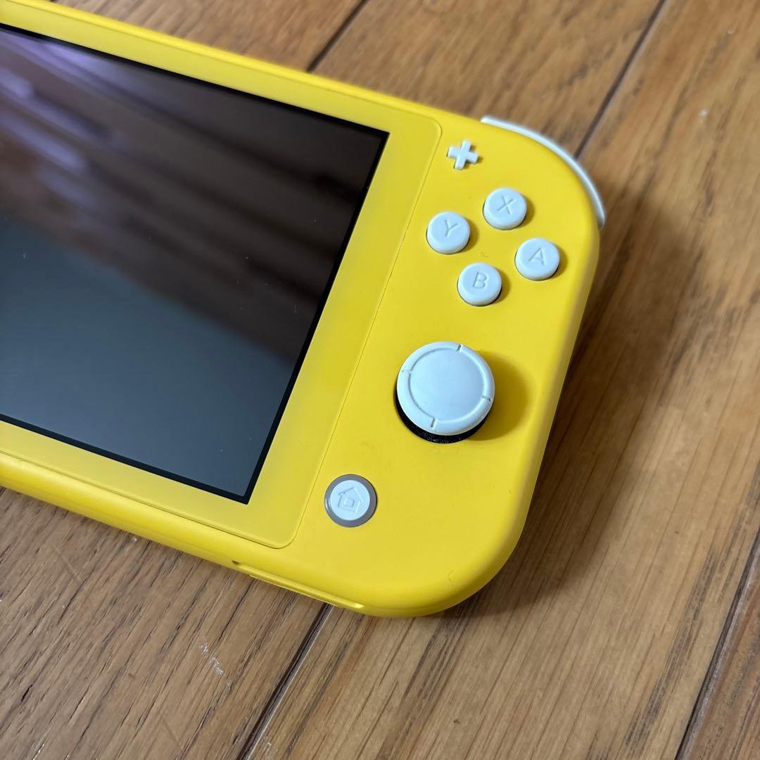 Nintendo Switch Light / イエロー