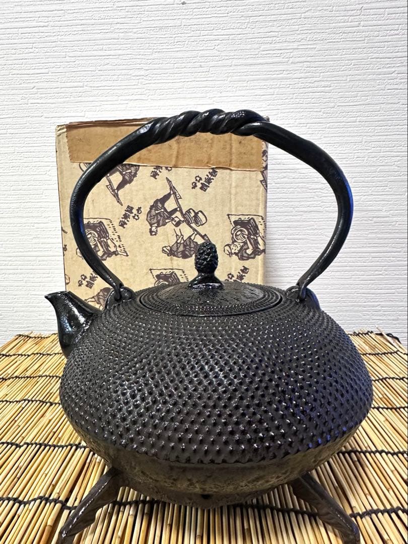 未使用品、供箱付 南部名工金秀 及春鋳造捻鉉算盤形アラレ南部鉄瓶