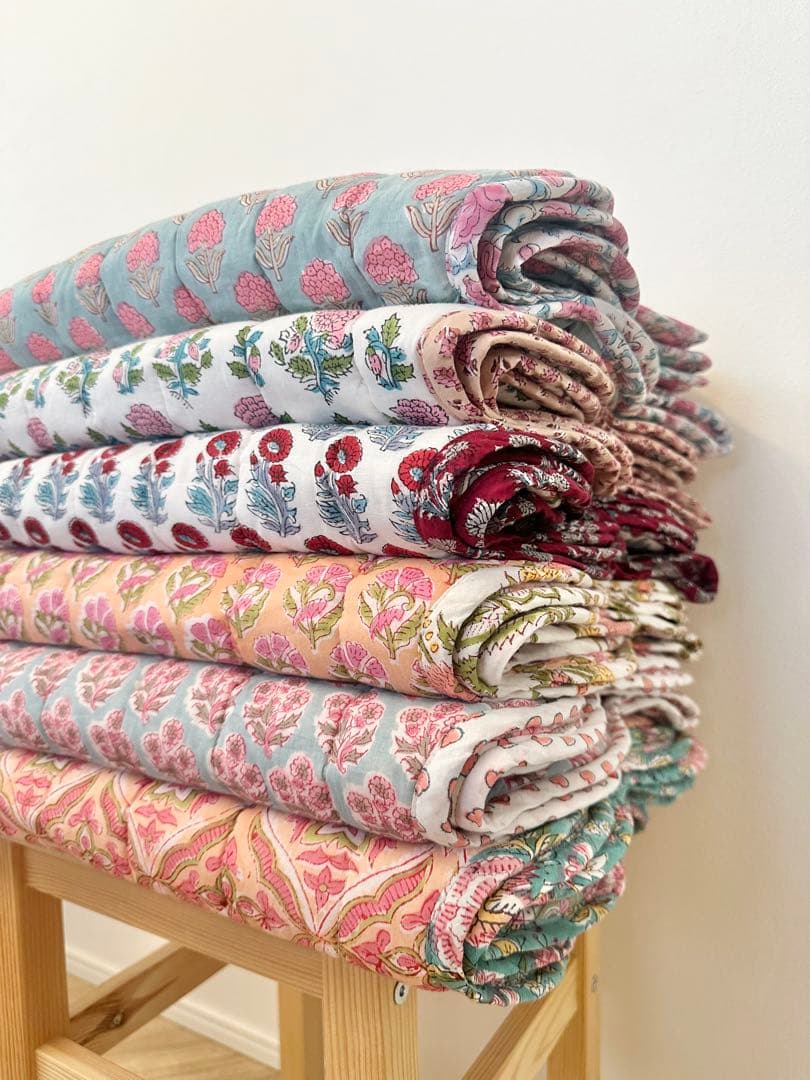 ブロックプリント うねうねキルトブランケット ホワイトピンク