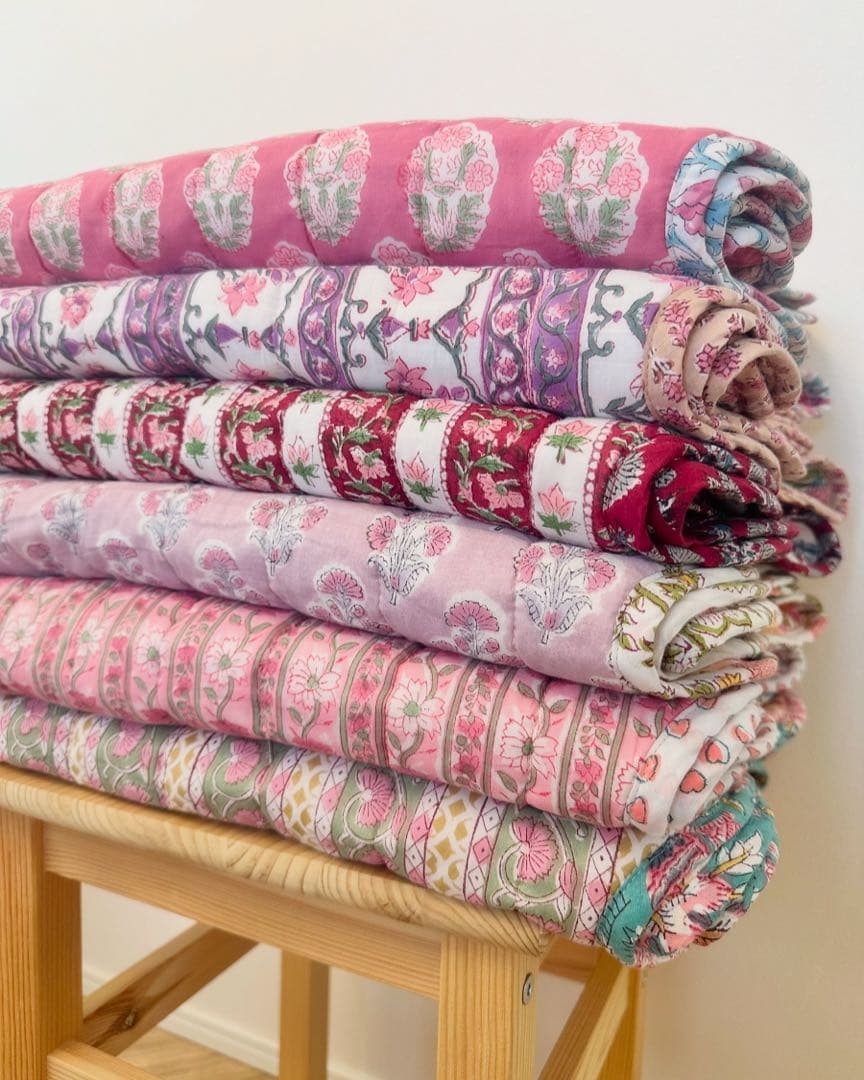 ブロックプリント うねうねキルトブランケット ホワイトピンク