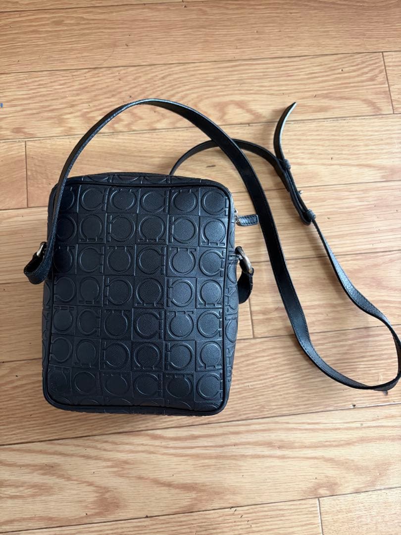 フェラガモ ショルダーバッグ ガンチーニ ブラック