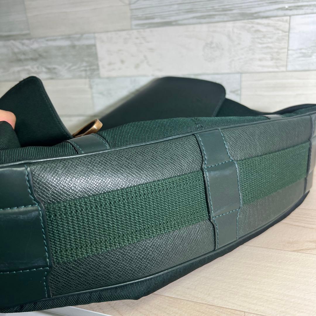 ルイ・ヴィトン タイガ デルス-エピセア ショルダーバック レザーM30164