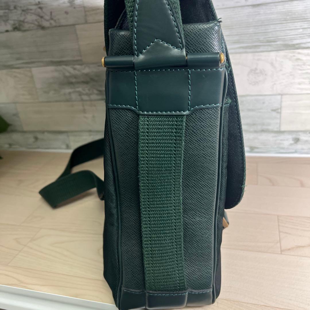 ルイ・ヴィトン タイガ デルス-エピセア ショルダーバック レザーM30164