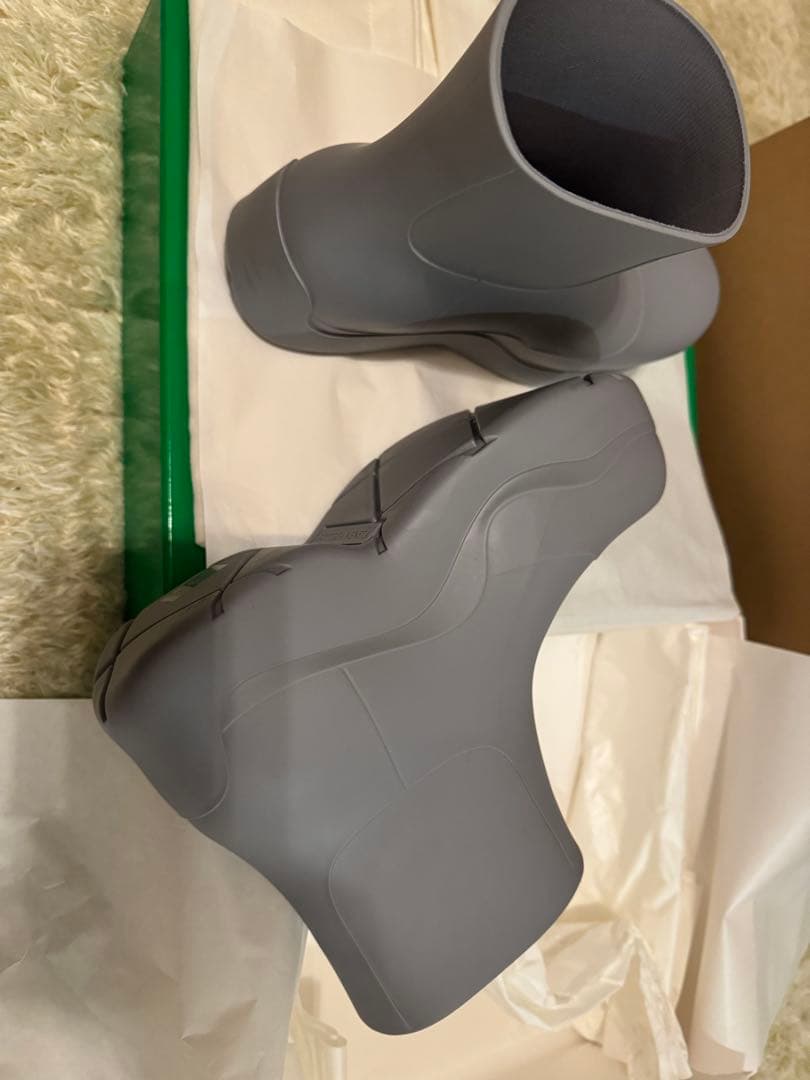 新品未使用BOTTEGA VENETA グレー¥99000 →¥42800