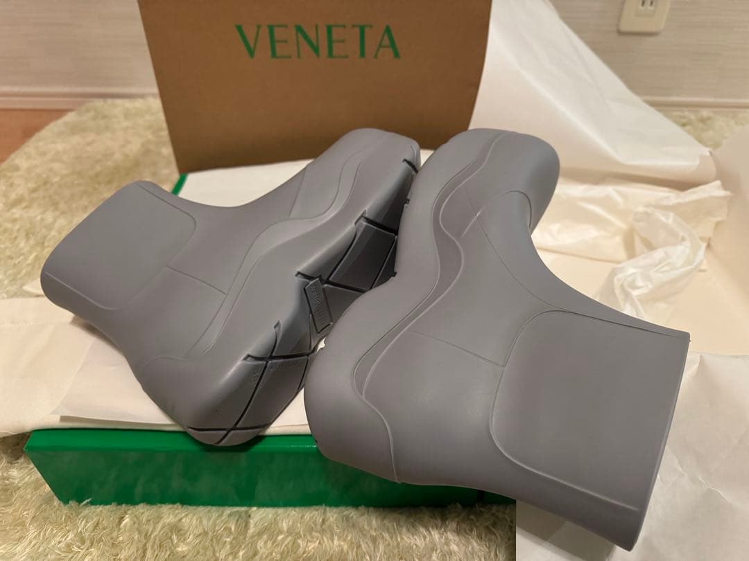 新品未使用BOTTEGA VENETA グレー¥99000 →¥42800