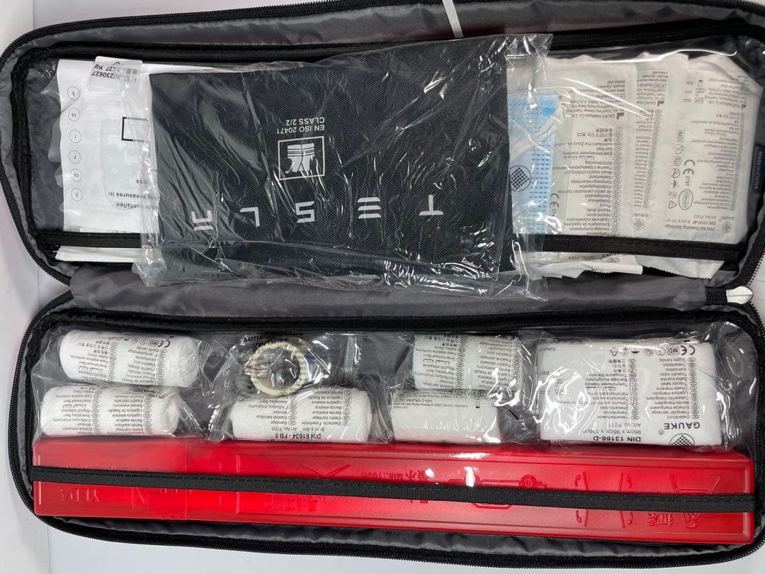 テスラ モデルY 2022 救急キット P1475076-00-D - メルカリ