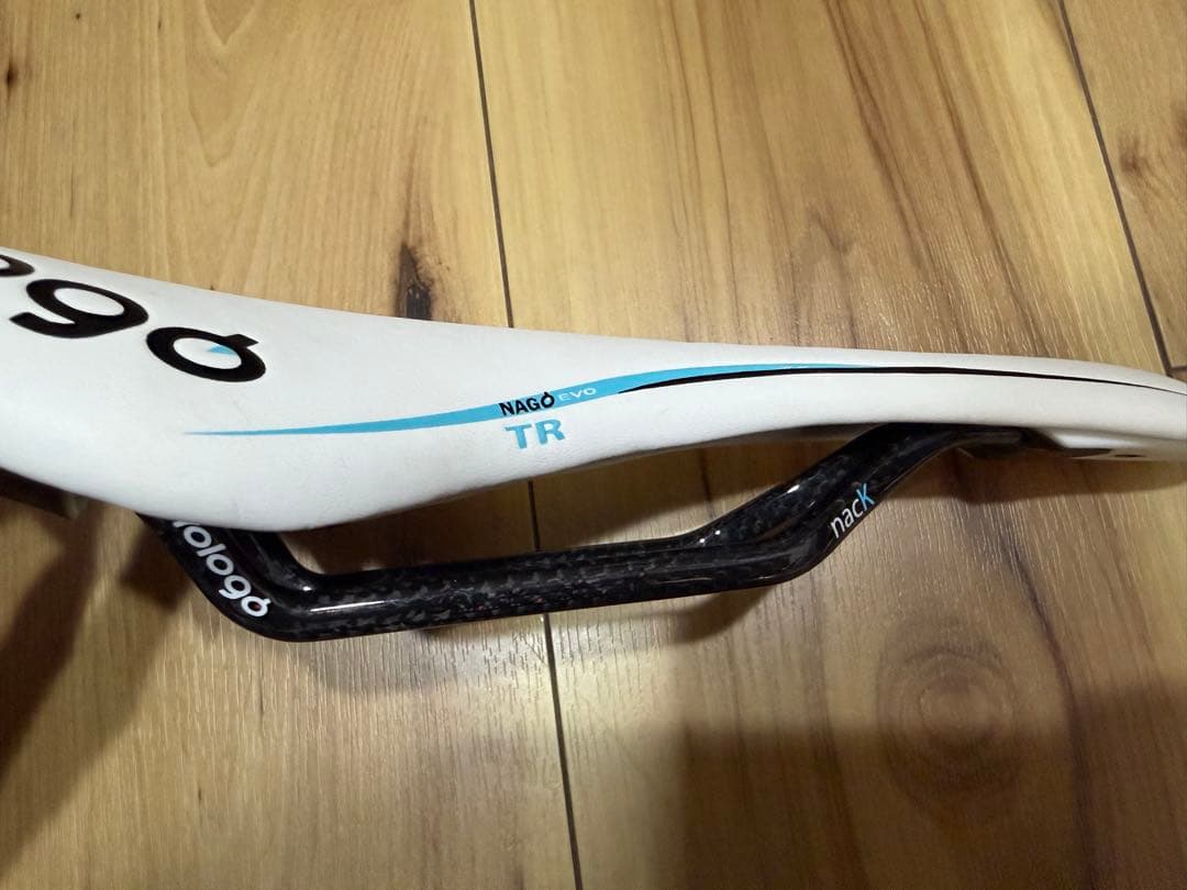 Prologo Nago EVO TR サドル ホワイト/ブルー カーボンレール