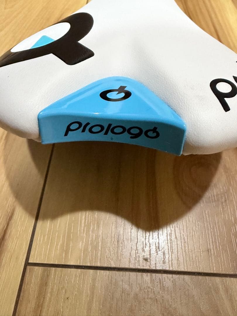 Prologo Nago EVO TR サドル ホワイト/ブルー カーボンレール