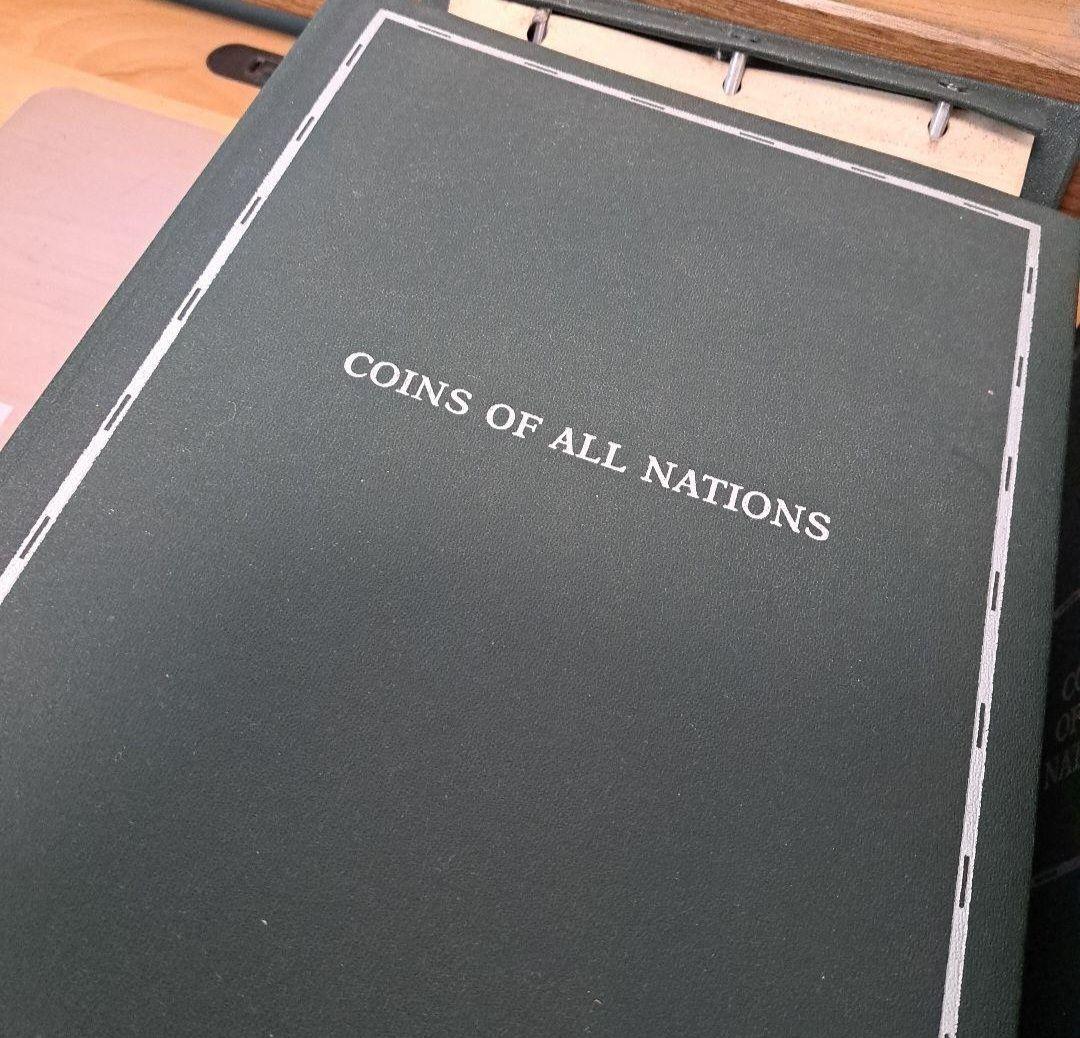 COINS　OF　ALL　NATIONS　世界の国々の　ファイル2冊
