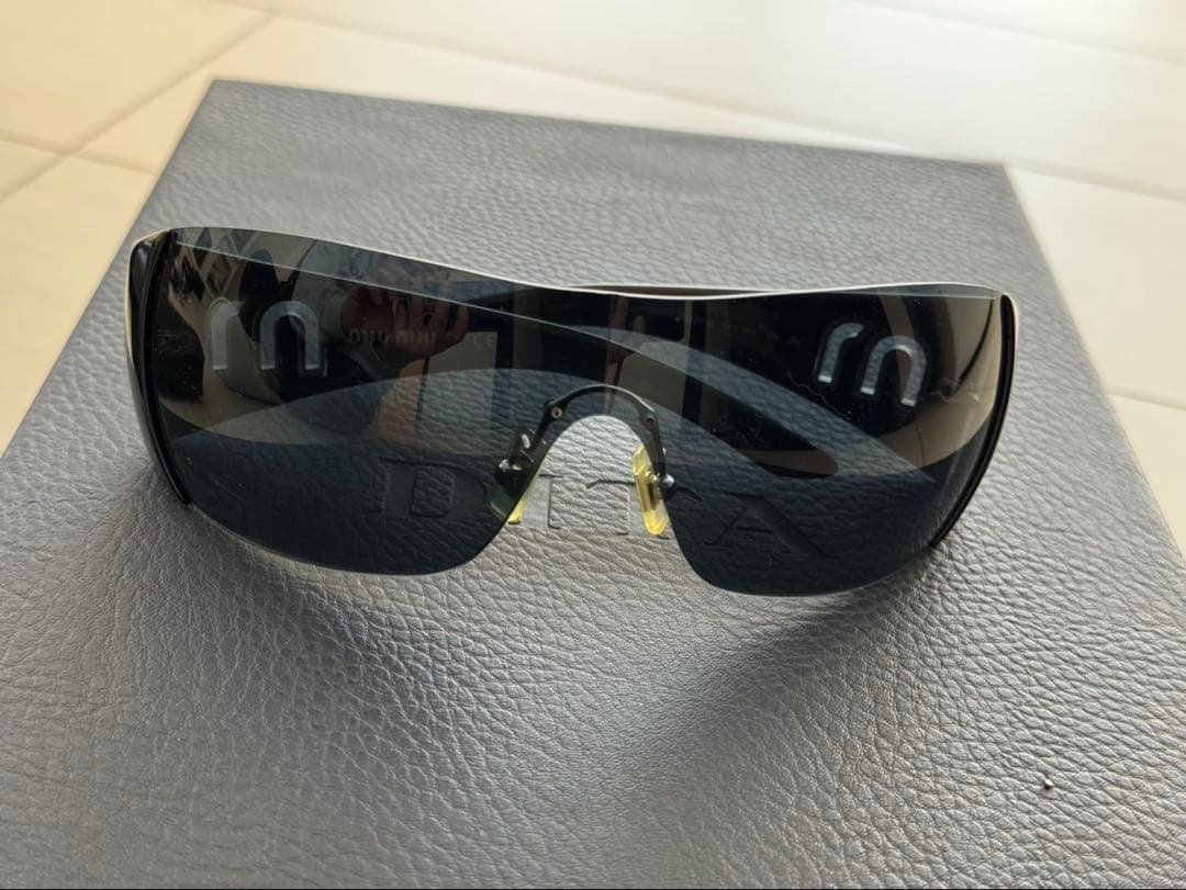 miumiu ブラックサングラス ケース付き