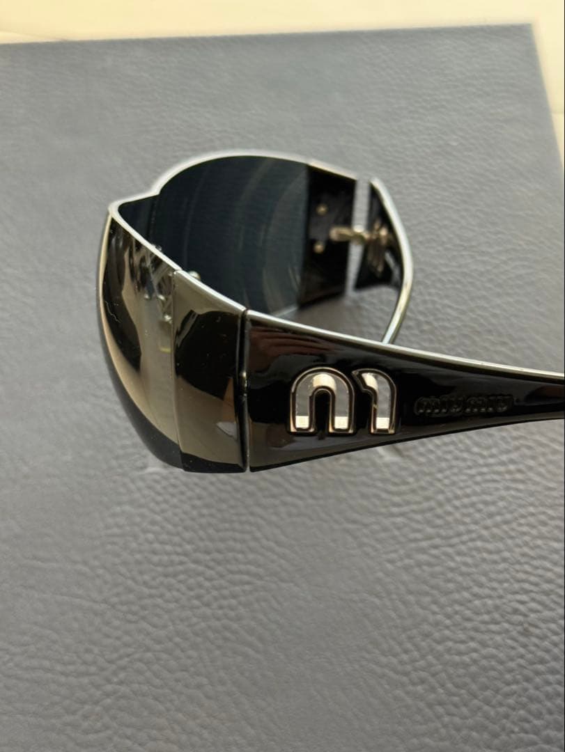 miumiu ブラックサングラス ケース付き