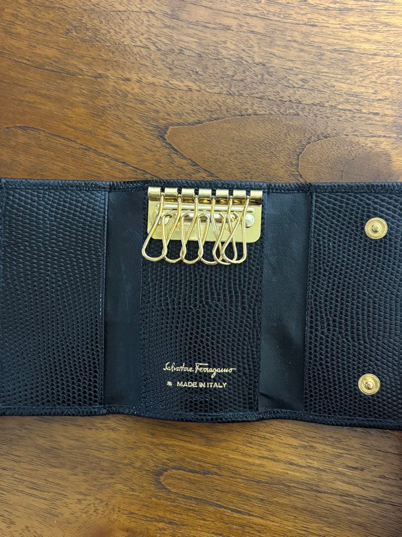 フェラガモ　新品　キーケース　黒