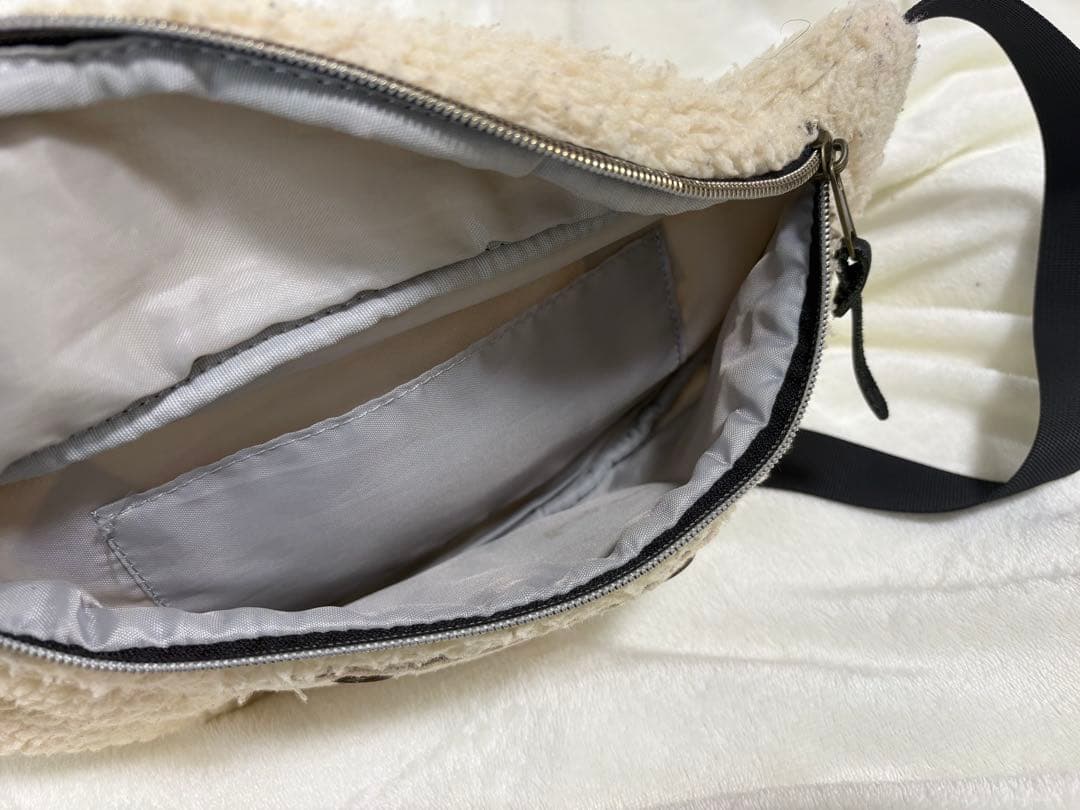 Lee フリース ボディバッグ アイボリー F10290866 - バッグオリジナル