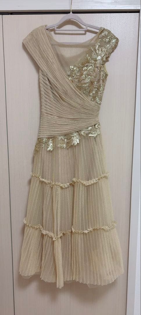 タダシショージ　金色の刺繍付き