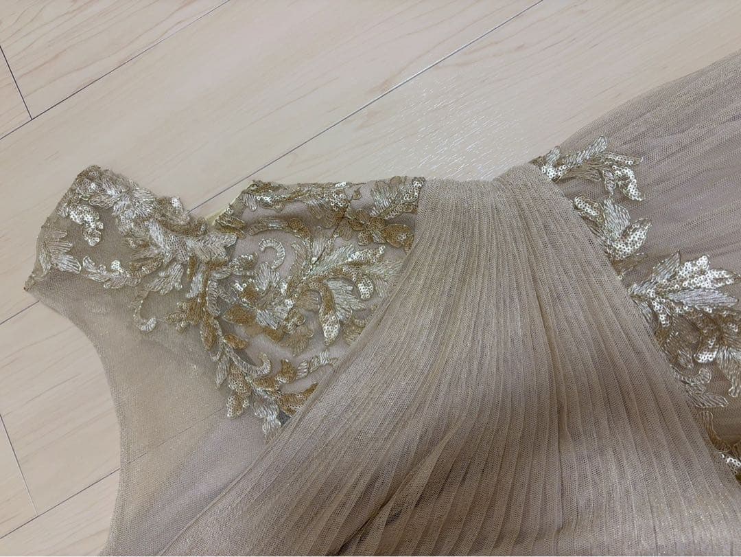 タダシショージ　金色の刺繍付き