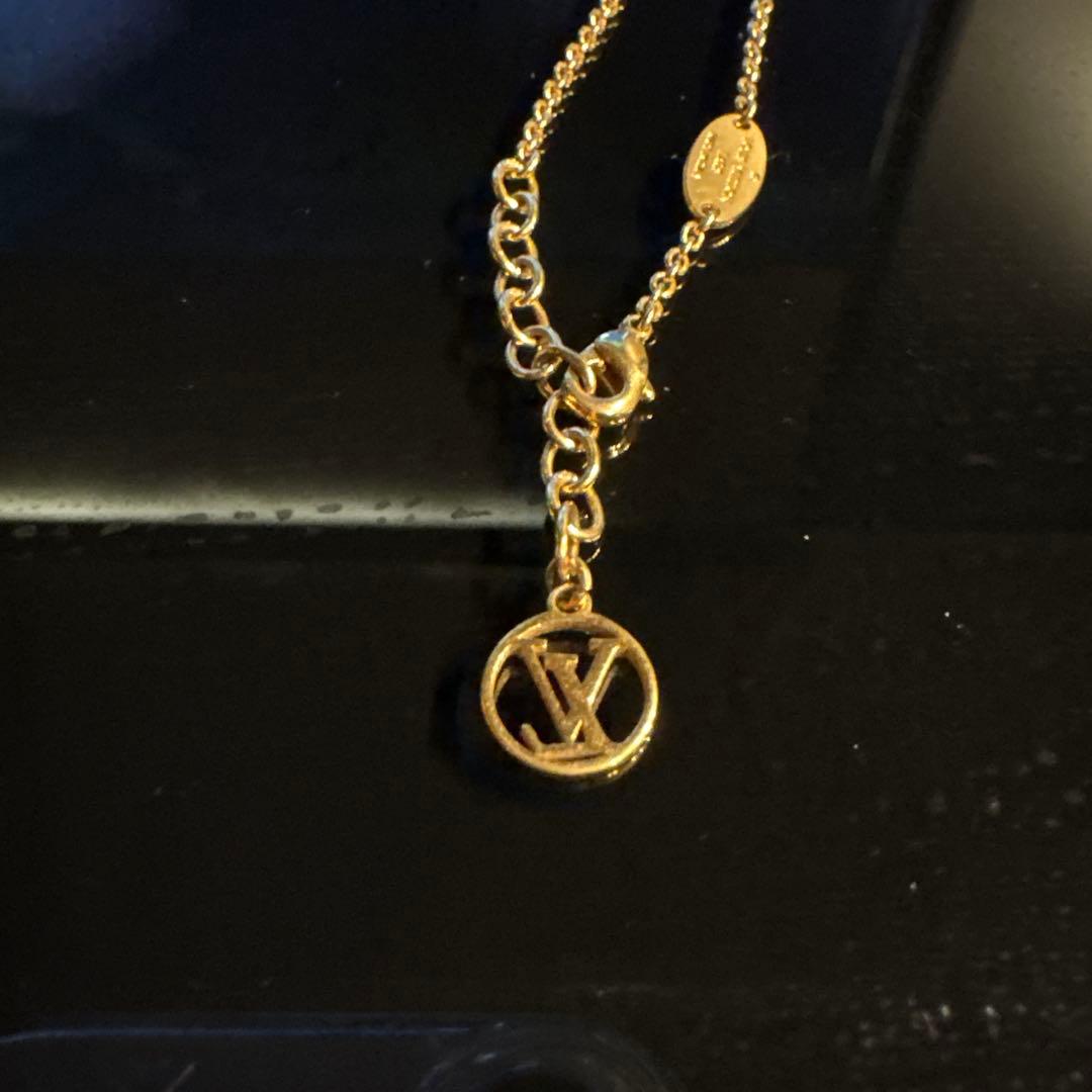 Louis Vuitton ゴールドブレスレット ロゴチャーム付き