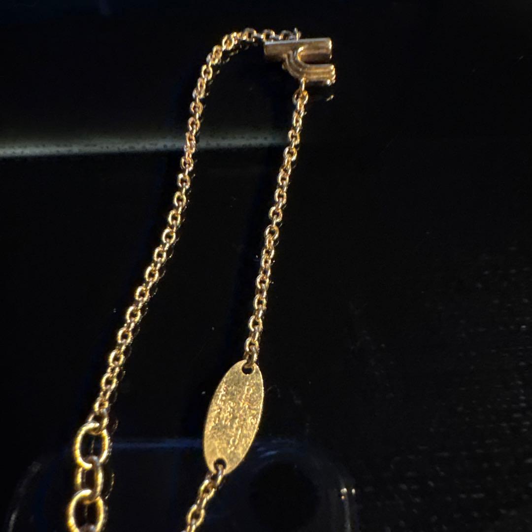 Louis Vuitton ゴールドブレスレット ロゴチャーム付き