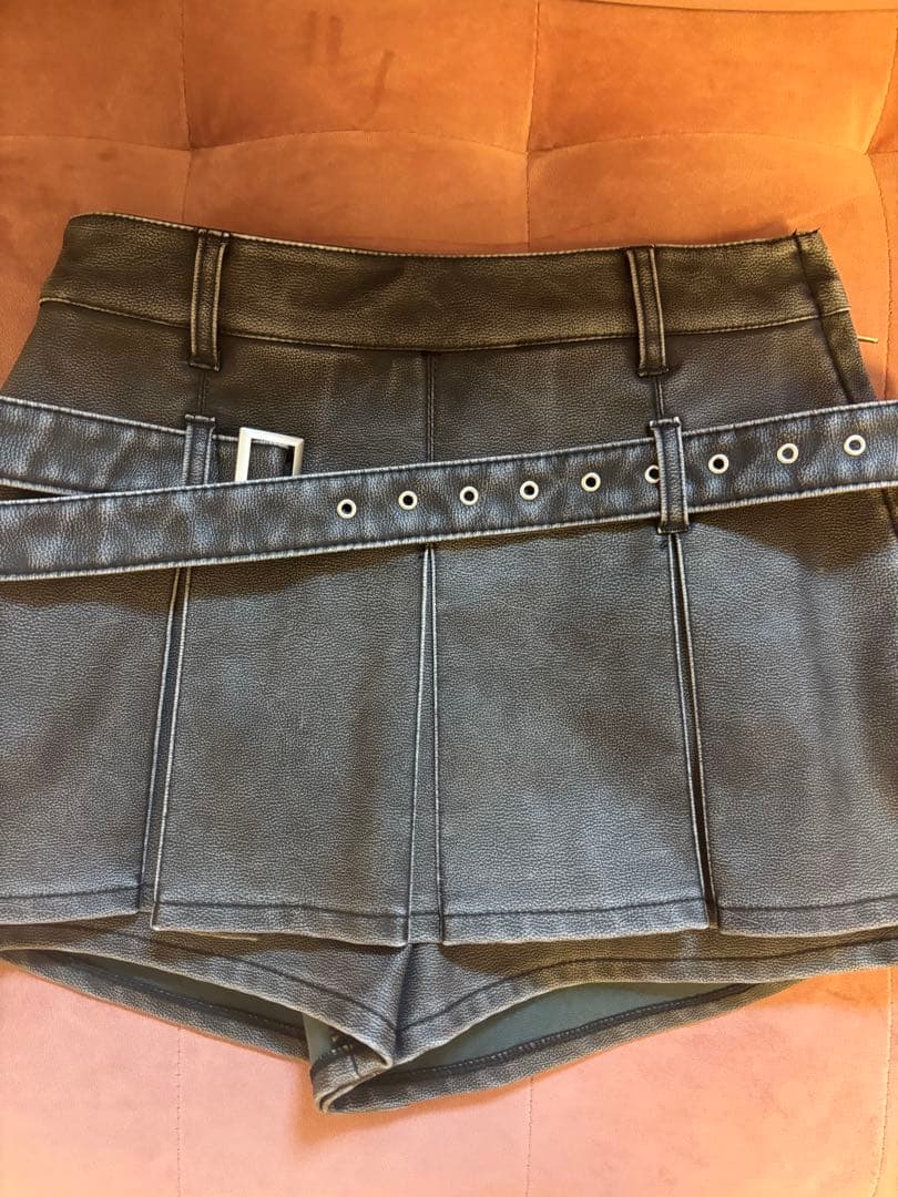 Darich【2024年/アンティークレザープリーツショートパンツ】