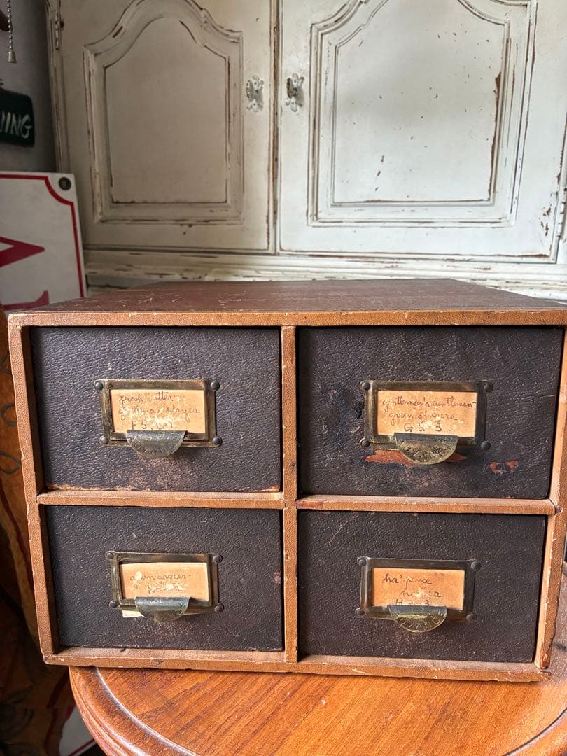 イギリス　アンティーク　キャビネット　家具　引き出し　ドロワー　チェスト　収納