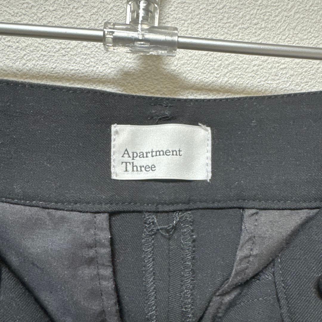 Apartment Three High-Waisted Flare スラックス