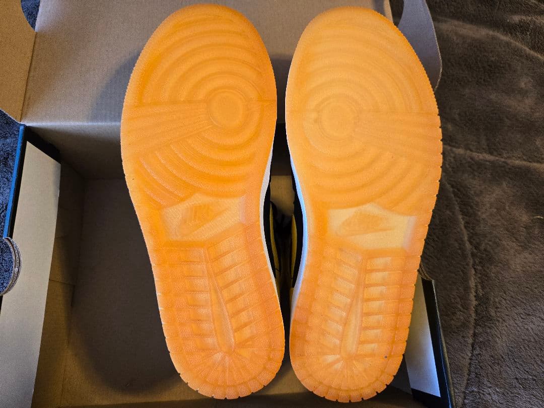 未使用　NIKE AIR JORDAN 1 MID 25.5cm