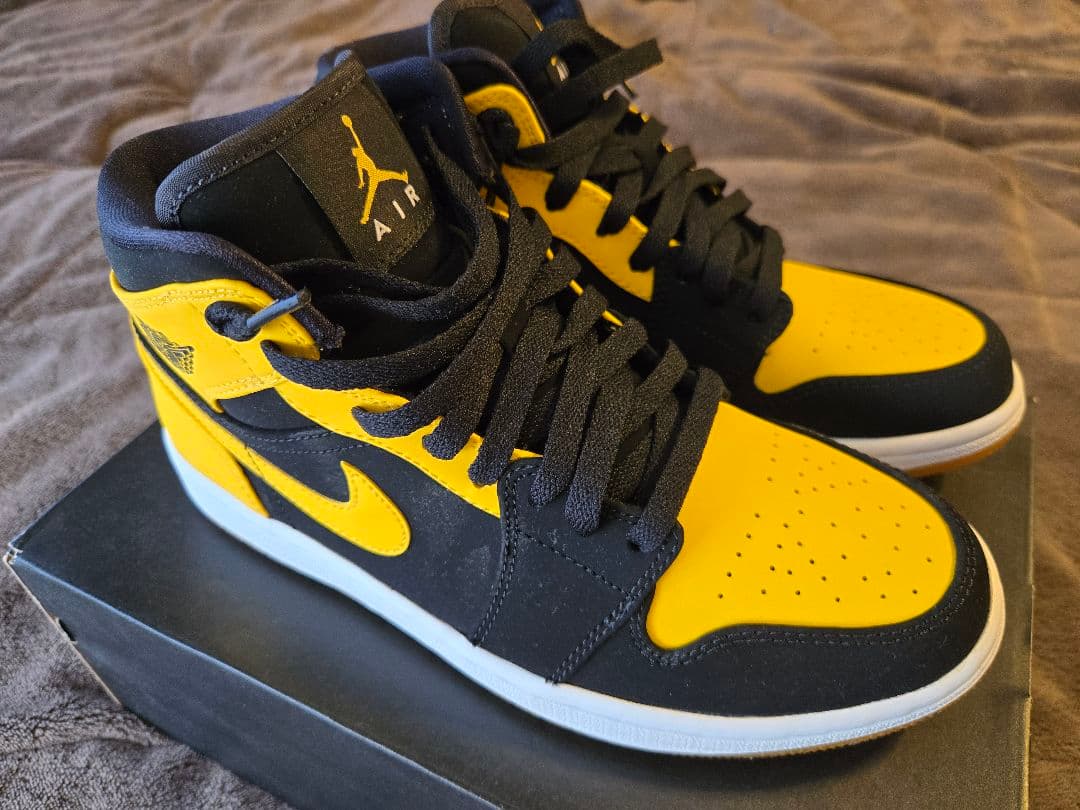 未使用　NIKE AIR JORDAN 1 MID 25.5cm