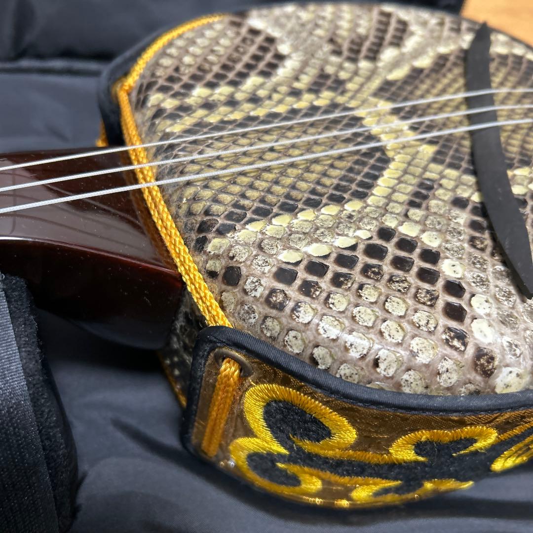 沖縄三味線サンシン　本革　ソフトケース付き　チューナー付き