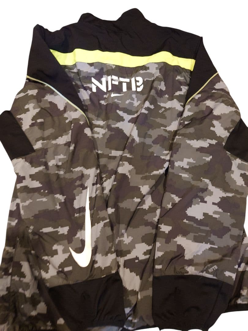 NIKE　NFTB 厚手ピステ　カモフラ柄　セットアップ