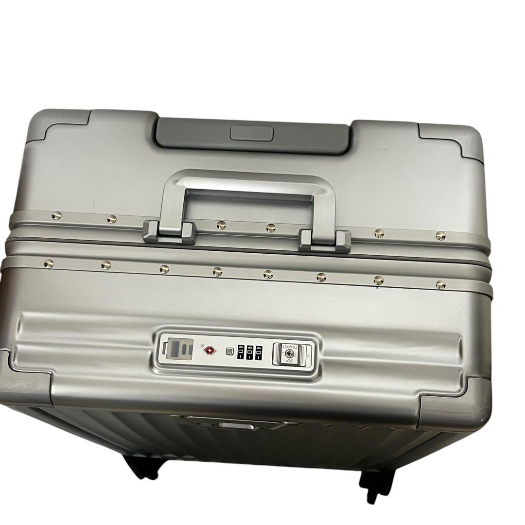 リベティ　多機能スーツケース　Mサイズ　65L シルバー