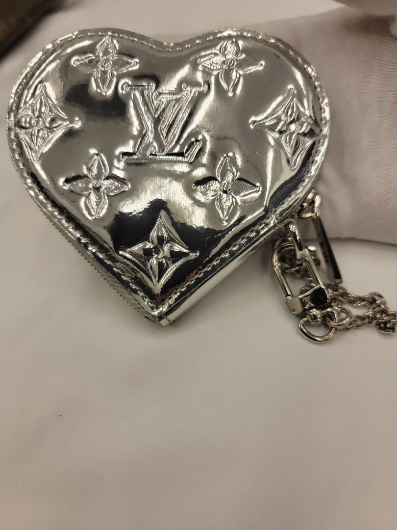 ルイヴィトン　ハート型シルバー　ケース