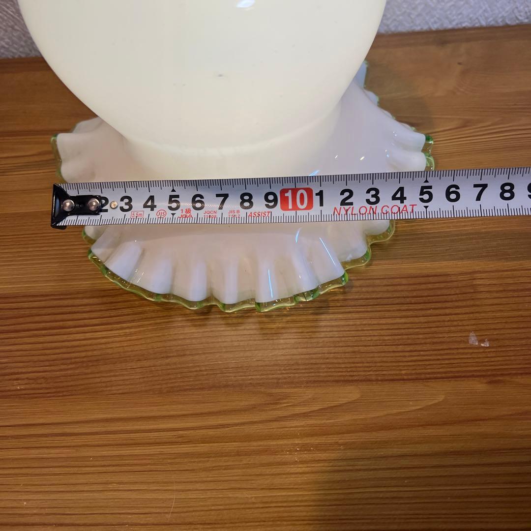 ヴィンテージ　フリルエッジ ホワイトガラス ペンダントライト