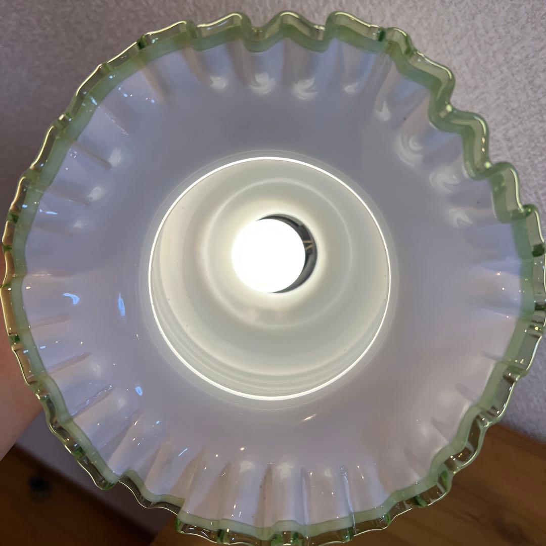 ヴィンテージ　フリルエッジ ホワイトガラス ペンダントライト